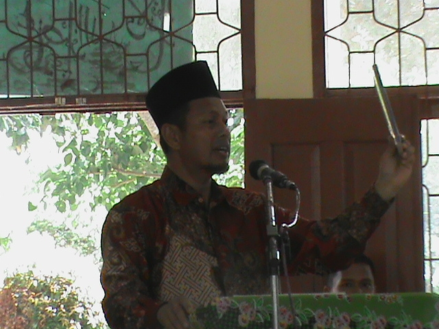 Masrul Kasmy Serahkan Beasiswa Dari BAZ